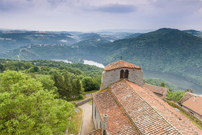 Le tour du château de Ressins Le tour du château de Ressins